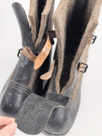 Paar Wehrmacht Überschuhe für die Winterfront, wurden über den normalen Stiefeln z.B. auf Wache getragen.Ungetragenes Paar, datiert 1943