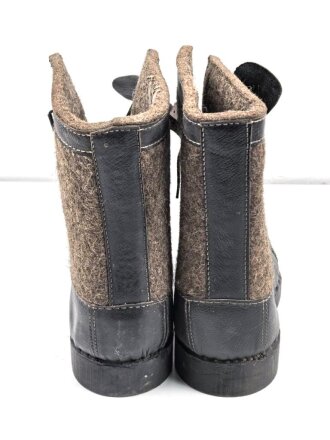 Paar Wehrmacht Überschuhe für die Winterfront, wurden über den normalen Stiefeln z.B. auf Wache getragen.Ungetragenes Paar, datiert 1943