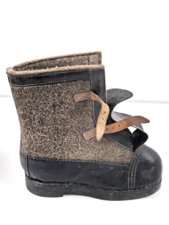 Paar Wehrmacht Überschuhe für die Winterfront, wurden über den normalen Stiefeln z.B. auf Wache getragen.Ungetragenes Paar, datiert 1943