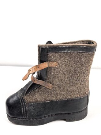 Paar Wehrmacht Überschuhe für die Winterfront, wurden über den normalen Stiefeln z.B. auf Wache getragen.Ungetragenes Paar, datiert 1943