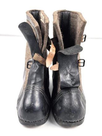 Paar Wehrmacht Überschuhe für die Winterfront, wurden über den normalen Stiefeln z.B. auf Wache getragen.Ungetragenes Paar, datiert 1943