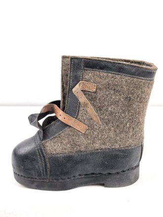 Paar Wehrmacht Überschuhe für die Winterfront, wurden über den normalen Stiefeln z.B. auf Wache getragen.Ungetragenes Paar, datiert 1943