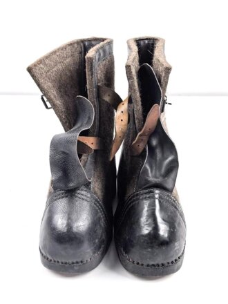 Paar Wehrmacht Überschuhe für die Winterfront, wurden über den normalen Stiefeln z.B. auf Wache getragen.Ungetragenes Paar, datiert 1943