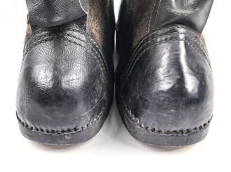 Paar Wehrmacht Überschuhe für die Winterfront, wurden über den normalen Stiefeln z.B. auf Wache getragen.Ungetragenes Paar, datiert 1943