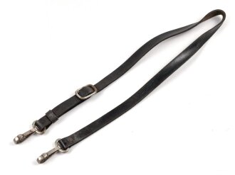 Trageriemen für diverse Taschen der Wehrmacht. Schwarzes Leder , Gesamtlänge wie fotografiert 88cm, Leder zum Teil angetrocknet