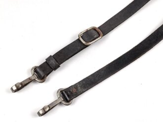 Trageriemen für diverse Taschen der Wehrmacht. Schwarzes Leder , Gesamtlänge wie fotografiert 88cm, Leder zum Teil angetrocknet