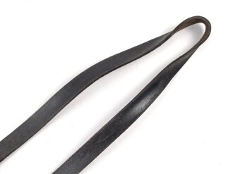 Trageriemen für diverse Taschen der Wehrmacht. Schwarzes Leder , Gesamtlänge wie fotografiert 88cm, Leder zum Teil angetrocknet