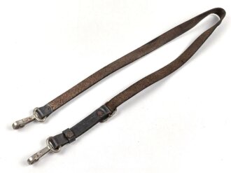 Trageriemen für diverse Taschen der Wehrmacht. Schwarzes Leder , Gesamtlänge wie fotografiert 88cm, Leder zum Teil angetrocknet