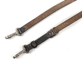 Trageriemen für diverse Taschen der Wehrmacht. Schwarzes Leder , Gesamtlänge wie fotografiert 88cm, Leder zum Teil angetrocknet
