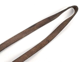 Trageriemen für diverse Taschen der Wehrmacht. Schwarzes Leder , Gesamtlänge wie fotografiert 88cm, Leder zum Teil angetrocknet