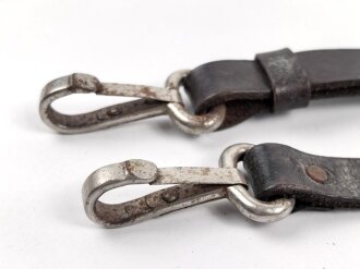 Trageriemen für diverse Taschen der Wehrmacht. Schwarzes Leder , Gesamtlänge wie fotografiert 88cm, Leder zum Teil angetrocknet