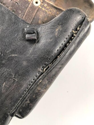 Koffertasche P08  der Polizei, von der norwegischen Armee nach Ende des Krieges übernommen. Die Koppelschlaufen wurden entfernt und eine Vorrichtung zum tragen am amerikanischen Lochkoppel angenietet.