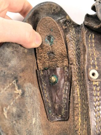 Koffertasche P08  der Polizei, von der norwegischen Armee nach Ende des Krieges übernommen. Die Koppelschlaufen wurden entfernt und eine Vorrichtung zum tragen am amerikanischen Lochkoppel angenietet.