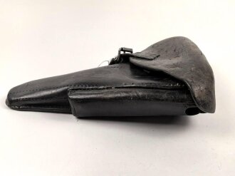 Koffertasche P08  der Polizei, von der norwegischen Armee nach Ende des Krieges übernommen. Die Koppelschlaufen wurden entfernt und eine Vorrichtung zum tragen am amerikanischen Lochkoppel angenietet.