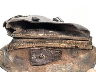 Koffertasche P08  der Polizei, von der norwegischen Armee nach Ende des Krieges übernommen. Die Koppelschlaufen wurden entfernt und eine Vorrichtung zum tragen am amerikanischen Lochkoppel angenietet.