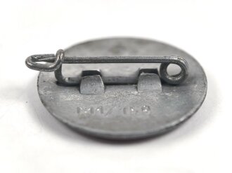 Mitgliedsabzeichen der NSDAP, Hersteller M1/159,  lackierte Ausführung mit leichten Farbbabplatzern