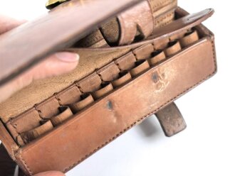 Preußen, Kartuschkasten mit Bandolier für Mannschaften der Jäger zu Pferd No.2. Kammerstück in gutem Zustand.