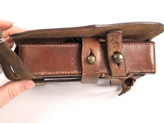 Preußen, Kartuschkasten mit Bandolier für Mannschaften der Jäger zu Pferd No.2. Kammerstück in gutem Zustand.
