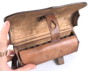 Preußen, Kartuschkasten mit Bandolier für Mannschaften der Jäger zu Pferd No.2. Kammerstück in gutem Zustand.