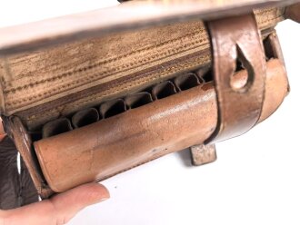 Preußen, Kartuschkasten mit Bandolier für Mannschaften der Jäger zu Pferd No.2. Kammerstück in gutem Zustand.
