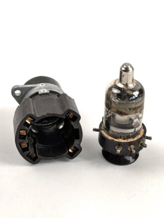 Röhre RV12 P2000 mit Sockel, Wehrmacht, Funktion nicht geprüft