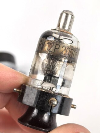 Röhre RV12 P2000 mit Sockel, Wehrmacht, Funktion nicht geprüft