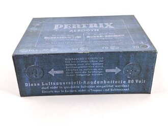 "PERTRIX" Anodenbatterie, einfache Atrappe aus Pappe, in der richtigen Größe