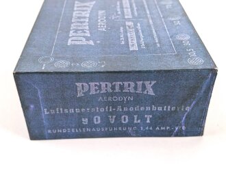 "PERTRIX" Anodenbatterie, einfache Atrappe aus Pappe, in der richtigen Größe