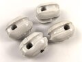 Vier Isolatoren aus weissem Porzellan.