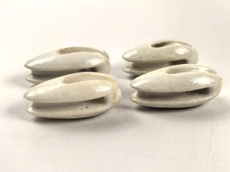 Vier Isolatoren aus weissem Porzellan. Kleinere, schmale...