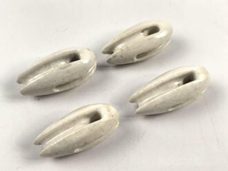 Vier Isolatoren aus weissem Porzellan. Kleinere, schmale Ausführung, sieht man so bei Flugzeugen