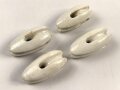 Vier Isolatoren aus weissem Porzellan. Kleinere, schmale Ausführung, sieht man so bei Flugzeugen