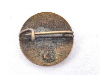 N.S. Sympathieabzeichen, schwarz emailliertes Hakenkreuz auf weißem Grund mit schwarzem Rand. Durchmesser 15mm