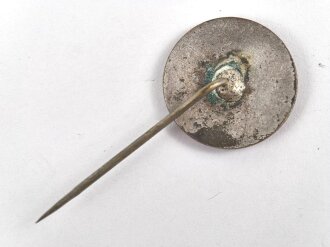 N.S. Sympathieabzeichen, schwarz lackiertes Hakenkreuz auf silbernem Grund mit rotem Rand. Durchmesser 19,5mm, an Nadel