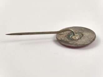 N.S. Sympathieabzeichen, schwarz lackiertes Hakenkreuz auf silbernem Grund mit rotem Rand. Durchmesser 19,5mm, an Nadel