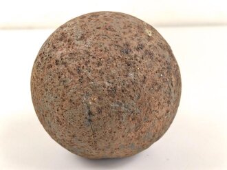 Kanonenkugel aus Eisen, Durchmesser etwa 13,5cm. Alter...