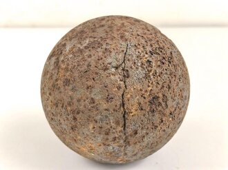 Kanonenkugel aus Eisen, Durchmesser etwa 13,5cm. Alter und Herkunft unbekannt. Wiegt etwa 10,6 kg