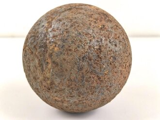 Kanonenkugel aus Eisen, Durchmesser etwa 13,5cm. Alter und Herkunft unbekannt. Wiegt etwa 10,6 kg