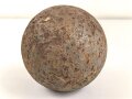 Kanonenkugel aus Eisen, Durchmesser etwa 13,5cm. Alter und Herkunft unbekannt. Wiegt etwa 10,6 kg