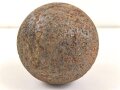 Kanonenkugel aus Eisen, Durchmesser etwa 13,5cm. Alter und Herkunft unbekannt. Wiegt etwa 10,6 kg