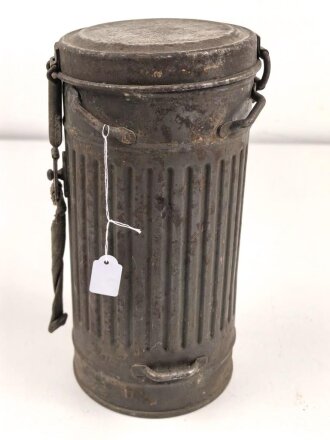 Wehrmacht,  Gasmaskendose, Bereitschaftsbüchse Modell 1930. Originallack, ungereinigtes Stück, datierung nicht lesbar