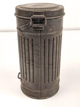 Wehrmacht,  Gasmaskendose, Bereitschaftsbüchse Modell 1930. Originallack, ungereinigtes Stück, datierung nicht lesbar
