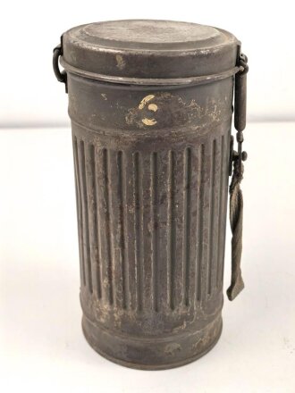 Wehrmacht,  Gasmaskendose, Bereitschaftsbüchse Modell 1930. Originallack, ungereinigtes Stück, datierung nicht lesbar