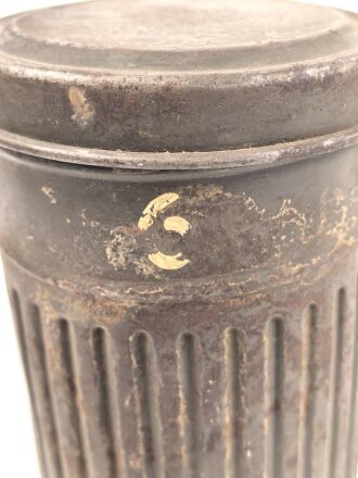 Wehrmacht,  Gasmaskendose, Bereitschaftsbüchse Modell 1930. Originallack, ungereinigtes Stück, datierung nicht lesbar