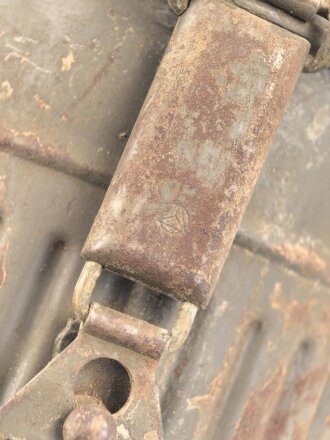 Wehrmacht,  Gasmaskendose, Bereitschaftsbüchse Modell 1930. Originallack, ungereinigtes Stück, datierung nicht lesbar