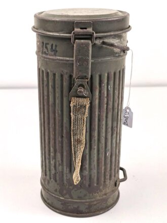 Wehrmacht,  Gasmaskendose, Bereitschaftsbüchse Modell 1938. Originallack, ungereinigtes Stück, datiert 1942