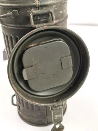 Wehrmacht,  Gasmaskendose, Bereitschaftsbüchse Modell 1938. Originallack, ungereinigtes Stück, datiert 1942