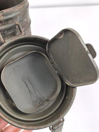 Wehrmacht,  Gasmaskendose, Bereitschaftsbüchse Modell 1938. Originallack, ungereinigtes Stück, datiert 1942