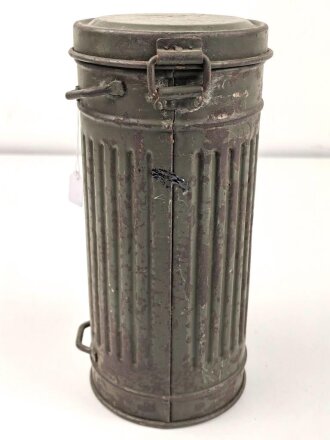 Wehrmacht,  Gasmaskendose, Bereitschaftsbüchse Modell 1938. Originallack, ungereinigtes Stück, datiert 1942