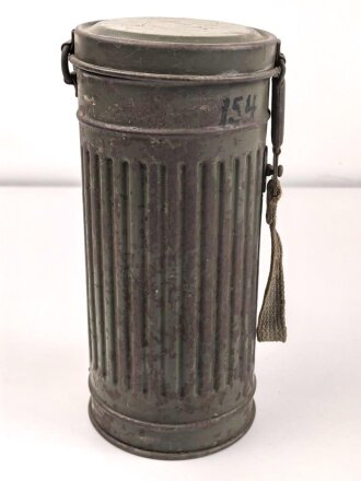 Wehrmacht,  Gasmaskendose, Bereitschaftsbüchse Modell 1938. Originallack, ungereinigtes Stück, datiert 1942